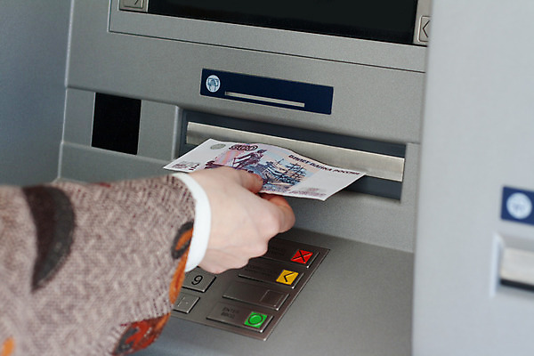 포토 JPG 해외이미지 손 벽 돈 비즈니스 통신 손가락 사람없음 금융 빛 숫자 달러 금속 디지털 스크린 기계 터치 반지 잡기 도시 신용카드 확인 무역 계산서 월급 ATM 계좌 인출 자동 키패드 터미널 비용 해외202004 해외포토 문자 산업 장신구 모션 재질 신체부위 경제 재산 파일형식 이미지허브