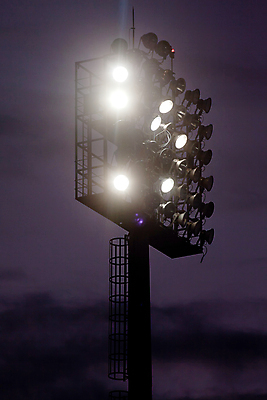 포토 JPG 해외이미지 선 스포츠 공 하늘 휴식 주택 사람없음 가로 파란색 빛 세계 우주 탑 검은색 럭비 축구 어둠 힘 경기장 활발 장비 야구 게임 흰색 램프 비교 떨어짐 야간 하키 봉 점수 주인 빛망울 골 운동가 해외202004 해외포토 자연요소 건축물 컬러 컨셉 스포츠시설 놀이 조명 건물 구기 파일형식 이미지허브