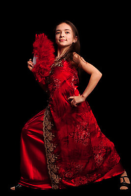 포토 JPG 해외이미지 백인 드레스 여자 행복 얼굴 어린이 한명 사람 빨간색 검은색 흰색 부채 화려 닫기 작음 깃털 싱글 고립 해외202004 해외포토 서양인 1 옷 감정 컬러 컨셉 모션 신체부위 크기 파일형식 이미지허브