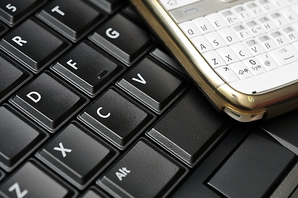 포토 JPG 해외이미지 라이프스타일 알파벳 컨셉 비즈니스 통신 열쇠 모바일 사람없음 스마트폰 컴퓨터 사무실 디지털 검은색 공책 자료 장비 정보 흰색 타이핑 타입 소통 해외202004 해외포토 영어 컬러 문구용품 생활 전자제품 핸드폰 스마트기기 파일형식 이미지허브