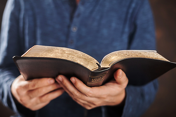 포토 JPG 해외이미지 백인 손 교육 남자 기독교 종교 종이 백그라운드 손가락 새로움 한명 사람 책 빛 독서 교회 믿음 검은색 성경 어둠 침묵 천주교 흰색 기도 오픈 영혼 아빠 닫기 성직자 읽기 명상 페이지 신성 숭배 신앙심 예언자 해외202004 해외포토 서양인 1 감정 컬러 컨셉 종교용품 가족 종교건축 모션 건물 신체부위 소리 파일형식 이미지허브