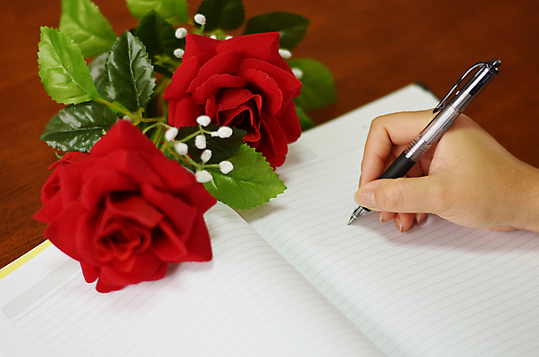 포토 JPG 해외이미지 라이프스타일 손 여자 꽃 종이 비즈니스 청소년 탁자 설계 실내 발렌타인데이 사랑 사람 사람없음 책 가로 장미 펜 다이어리 공백 기록 잡기 작업 편지 조언 필기체 해외202004 해외포토 식물 문자 감정 가구 컨셉 모션 데이이벤트 내부 생활 신체부위 필기구 사무용품 파일형식 이미지허브