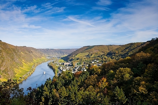 포토 JPG 해외이미지 나무 구름 유럽 여행 잎 자연 하늘 주택 독일 파노라마 풍경 사람없음 건물 빨간색 초록색 물 파란색 강 컬러풀 노란색 계곡 가을 보트 숲 10월 카피스페이스 해외202004 해외포토 자연요소 식물 건축물 계절 나라 컬러 배_교통 촬영기법 공백 날짜 생태계 파일형식 이미지허브