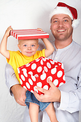 포토 JPG 해외이미지 백인 옷 계절 남자 얼굴 어린이 크리스마스 가족 건강 선물 미소 사람 소년 두명 파란색 빛 상자 금발 산타클로스 머리 축제 축하 아기 아빠 달콤 작음 큼 컨테이너 기회 패키지 걸음마 노엘 특별함 해외202004 해외포토 서양인 헤어스타일 기념일 산업 컬러 컨셉 관계 모션 표정 신체부위 맛 크기 파일형식 이미지허브