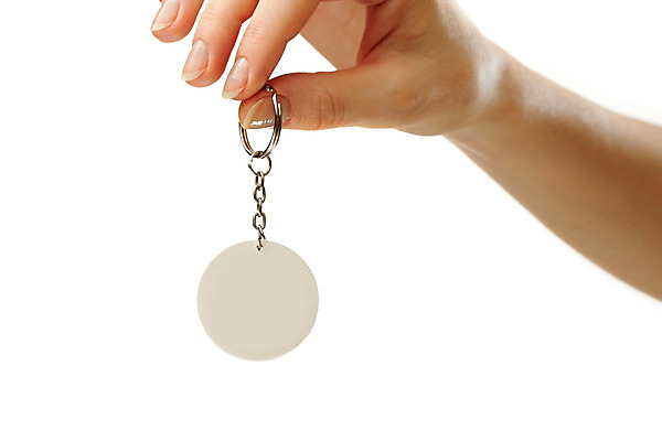 포토 JPG 해외이미지 모양 백인 1 손 배너 여자 백그라운드 컨셉 부분 손가락 열쇠 손바닥 사람 손짓 성인 사람없음 꼬리표 라벨 우주 금속 쪽지 주먹 공백 엄지손가락 흰색 반지 잡기 원형 메시지 은색 플라스틱 손톱 손목 심볼 피부 오브젝트 싱글 심플 팔 보여주기 고립 철강 해외202004 해외포토 도형 서양인 컬러 장신구 모션 재질 프레임 신체부위 파일형식 이미지허브