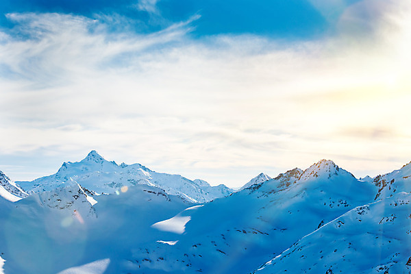 포토 JPG 해외이미지 구름 계절 유럽 스포츠 여행 겨울 자연 하늘 휴가 스키 산 풍경 경사 사람없음 야외 파란색 태양 맑음 얼음 추위 안개 흰색 스노우보드 정상 고도 언덕 휴양지 빙하 오르기 알프스 절정 눈내림 해외202004 해외포토 자연요소 나라 컬러 모션 날씨 겨울스포츠 눈_날씨 장소 보드_스포츠 생태계 파일형식 이미지허브