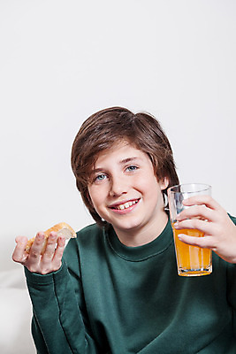 포토 JPG 해외이미지 백인 모델 응시 남자 행복 음료 어린이 백그라운드 오렌지 과일 유리 건강 관리 한명 미소 사람 앉기 소년 컵 세로 카메라 주스 마시기 흰색 신선 잡기 재산 토스트 옛날 해외202004 해외포토 서양인 1 식기 시선 감정 빵 컬러 모션 재질 표정 금융 전자제품 파일형식 이미지허브