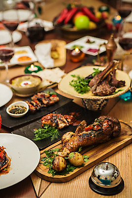 포토 JPG 해외이미지 전통 식기 접시 음식 결혼 크리스마스 채소 오렌지 유리 탁자 호텔 휴가 건강 요리 이벤트 사람없음 장식 빨간색 파티 요식업 식당 와인 축제 식사 저녁식사 샐러드 식탁보 흰색 축하 도움 고명 고급 맛 굽기 서비스 준비 상쾌 냅킨 브런치 설정 점심식사 채식주의자 해외202004 해외포토 기념일 감정 산업 컬러 가구 컨셉 과일 재질 숙소 주류 상점 구이 채식 파일형식 이미지허브