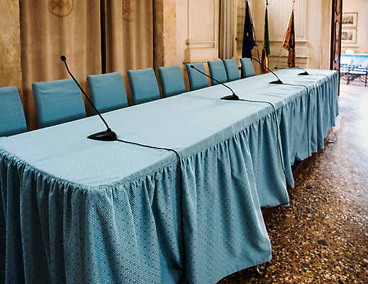 포토 JPG 해외이미지 의자 비즈니스 통신 탁자 회의 이벤트 사람없음 내부 파란색 힘 방 깃발 직물 커튼 발표 클래식 고급 우아함 실크 빌라 마이크 회의실 안락의자 언론 객석 세미나 제어 지휘대 해외202004 해외포토 컬러 음향기기 가구 컨셉 주택 파일형식 이미지허브