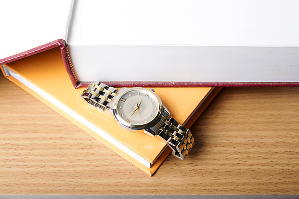 포토 JPG 해외이미지 근접촬영 사람없음 손목시계 오브젝트 책더미 해외202004 해외포토 뷰포인트 시계 장신구 책 무더기 파일형식 이미지허브