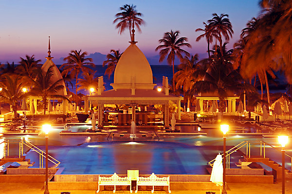 포토 JPG 해외이미지 라이프스타일 바다 여행 의자 하늘 호텔 휴가 휴식 건강 파노라마 사람없음 물 여름 파란색 빛 햇빛 수영 침묵 꿈 고급 우아함 휴양지 장면 파라다이스 해외202004 해외포토 자연요소 계절 컬러 가구 컨셉 숙소 촬영기법 생활 태양 소리 장소 수상스포츠 파일형식 이미지허브