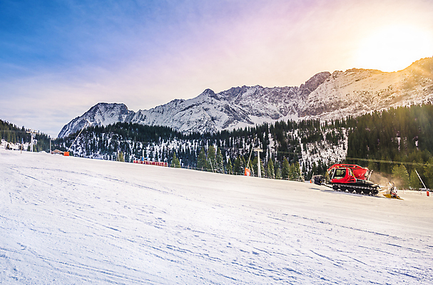 포토 JPG 해외이미지 나무 디자인 계절 유럽 스포츠 크리스마스 겨울 자연 날씨 휴가 스키 산 프레임 풍경 경사 사람없음 파란색 햇빛 태양 추위 흰색 오스트리아 숲 12월 알프스 전나무 구성 절정 눈내림 카피스페이스 해외202004 해외포토 자연요소 식물 기념일 나라 컬러 겨울스포츠 눈_날씨 공백 날짜 생태계 파일형식 이미지허브