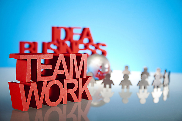 포토 JPG 해외이미지 비즈니스 협력 아이디어 사람모양 실내 타이포그라피 사람없음 아웃포커스 반사 파란배경 유리구슬 해외202004 해외포토 모양 문자 백그라운드 컨셉 유리 촬영기법 내부 파란색 구슬 파일형식 이미지허브