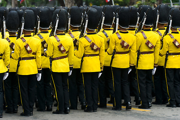 포토 JPG 해외이미지 아시아 무기 유니폼 태국 거리 경비 이벤트 사람없음 노란색 검은색 축제 총 방콕 병정 줄서기 많음 해외202004 해외포토 옷 나라 컬러 컨셉 모션 안전 보호 파일형식 이미지허브