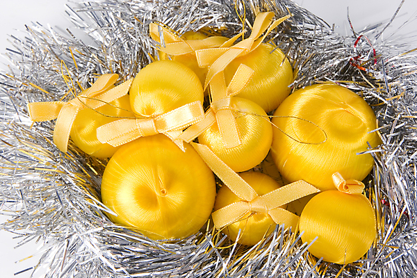 포토 JPG 해외이미지 리본 크리스마스장식 크리스마스 실내 사람없음 노란색 장식볼 오브젝트 오너먼트 해외202004 해외포토 기념일 컬러 내부 장식 파일형식 이미지허브