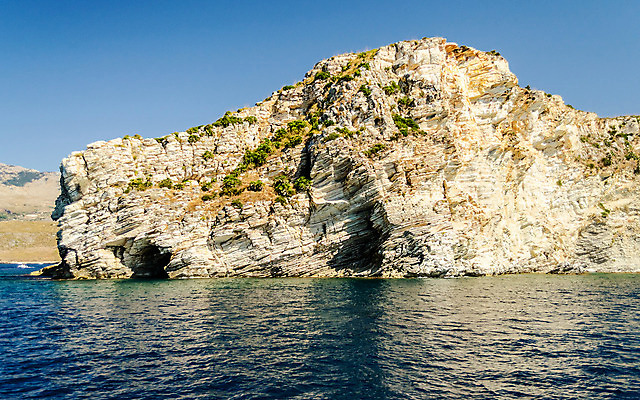 포토 JPG 해외이미지 유럽 바다 여행 자연 하늘 휴가 산 항해 풍경 사람없음 여름 파란색 환경 수영 이탈리아 만 보호 지중해 에메랄드 암초 내추럴 이국적 해외202004 해외포토 계절 나라 컬러 컨셉 배_교통 수상스포츠 보석 생태계 파일형식 이미지허브