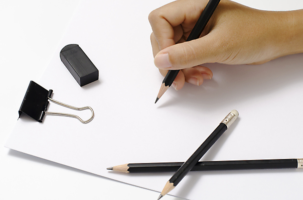 포토 JPG 해외이미지 손 종이 실내 들기 신체부위 연필 기록 잡기 지우개 서류집게 해외202004 해외포토 모션 학용품 집게 사람 내부 필기구 파일형식 이미지허브