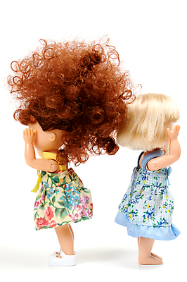 포토 JPG 해외이미지 옷 어린이 인형 2 서기 사람없음 울음 싸움 고립 해외202004 해외포토 모션 표정 사람 파일형식 이미지허브