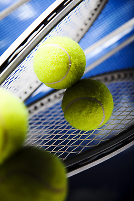 포토 JPG 해외이미지 주간 하늘 실내 근접촬영 사람없음 반사 테니스 테니스라켓 테니스용품 네트 소프트포커스 테니스공 해외202004 해외포토 자연요소 스포츠용품 스포츠 뷰포인트 공 촬영기법 내부 구기 라켓 파일형식 이미지허브