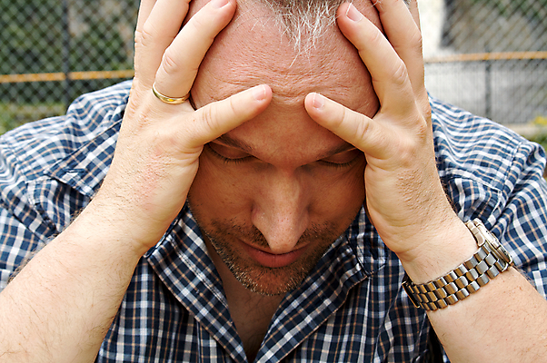 포토 JPG 해외이미지 백인 1 손 남자 감정 얼굴 스트레스 피곤 관리 한명 사람 성인 머리 고통 슬픔 흰색 표현 반지 좌절 고독 불안 손목시계 고민 두통 불만 압력 우울증 혼란 해외202004 해외포토 서양인 시계 컬러 컨셉 장신구 신체부위 질병 파일형식 이미지허브