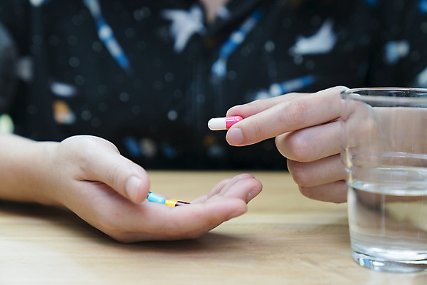 포토 JPG 해외이미지 손 응시 여자 백그라운드 유리 건강 사람없음 치료 물 알약 약 흰색 잡기 질병 약국 보충 돌봄 해외202004 해외포토 자연요소 시선 컬러 의학 모션 재질 사람 신체부위 파일형식 이미지허브