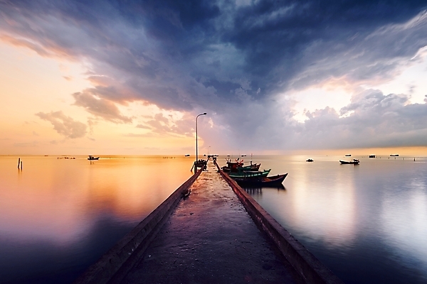 포토 JPG 해외이미지 구름 전통 아시아 바다 교통시설 자연 하늘 아침 낚시 항해 풍경 사람없음 물 관광지 마을 일출 항구 어둠 황혼 일몰 새벽 만 보트 그룹 저녁 방파제 베트남 장노출 폭풍 포트 감탄 열대기후 수평선 해외202004 해외포토 주간 자연요소 공공시설 나라 여행 교통 배_교통 레저 날씨 촬영기법 노을 동남아시아 야간 시설 생태계 파일형식 이미지허브