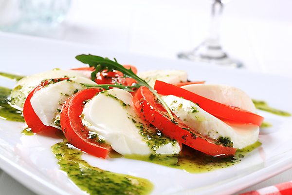 포토 JPG 해외이미지 접시 음식 토마토 채소 치즈 사람없음 샐러드 신선 애피타이저 슬라이스 바질 루꼴라 모짜렐라치즈 입가심 채식주의자 해외202004 해외포토 식기 유제품 채식 파일형식 이미지허브