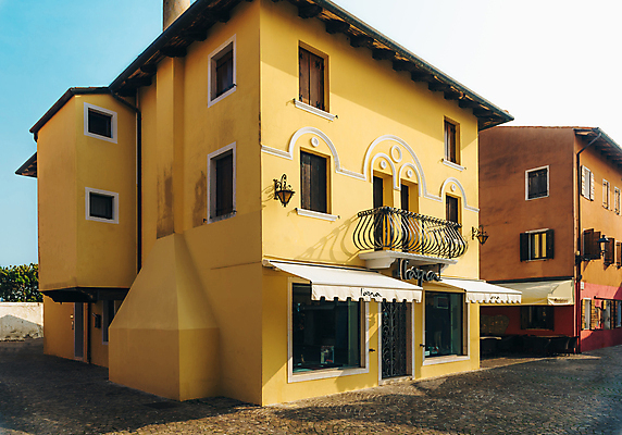 포토 JPG 해외이미지 바다 벤치 포장 낚시 거리 주택 사람없음 빨간색 초록색 여름 파란색 컬러풀 노란색 걷기 식당 자전거 이탈리아 도시 보행로 클래식 좁은 베네치아 타운 옛날 해외202004 해외포토 계절 유럽 길 컬러 컨셉 의자 모션 레저 건물 상점 바이크 파일형식 이미지허브