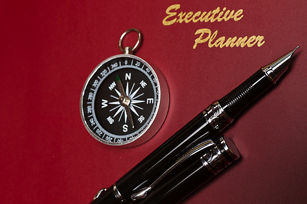 포토 JPG 해외이미지 손 교육 종이 길 여행 백그라운드 일러스트 비즈니스 유리 사람없음 책 빨간색 스터디 사무실 펜 갈색 다이어리 검은색 공책 정보 달력 덮개 업무 신용카드 날짜 떨어짐 계획 나침반 가죽 방향 오브젝트 문서 약속 바쁨 주소 경영 해외202004 해외포토 컬러 컨셉 재질 문구용품 신체부위 금융 학습 필기구 사무용품 뚜껑 작업 파일형식 이미지허브