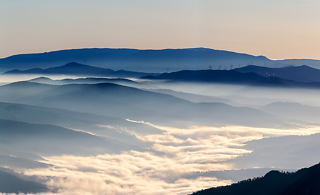포토 JPG 해외이미지 겨울 자연 하늘 날씨 산 그림자 풍경 사람없음 야외 햇빛 계곡 황혼 새벽 추위 안개 흰색 포르투갈 언덕 북쪽 층 스카이라인 뿌연 절정 수평선 해외202004 해외포토 자연요소 계절 유럽 컬러 태양 일몰 방향 생태계 파일형식 이미지허브