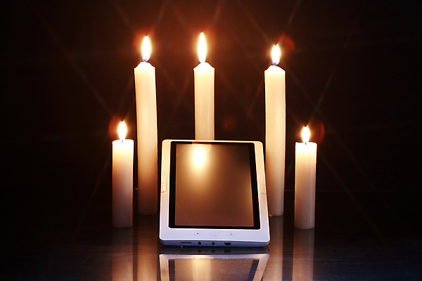 포토 JPG 해외이미지 산업 컨셉 인터넷 비즈니스 불 불꽃 조명 사람없음 전자제품 컴퓨터 알약 성경 어둠 힘 에너지 기도 문제 보호구역 제단 해외202004 해외포토 자연요소 종교용품 약 구역 파일형식 이미지허브