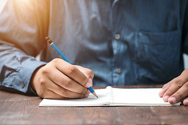 포토 JPG 해외이미지 학생 손 교육 종이 백그라운드 비즈니스 탁자 아이디어 직장 관리 사람없음 목재 책 노트북 컴퓨터 사무실 연필 펜 다이어리 공책 장비 흰색 기록 업무 작업 비즈니스맨 그리기 메시지 기자 잡지 편지 작가 책상 그림 경영자 고립 필기체 해외202004 해외포토 나무 직업 문자 남자 컬러 가구 컨셉 회사 재료 모션 문구용품 학용품 신체부위 간행물 전자제품 필기구 사무용품 직장인 리더 파일형식 이미지허브