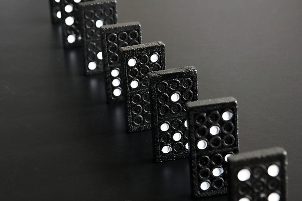 포토 JPG 해외이미지 서기 사람없음 검은색 일렬 도미노 해외202004 해외포토 컬러 모션 파일형식 이미지허브