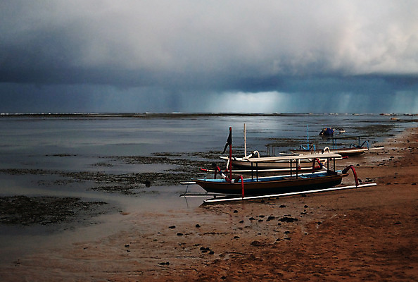 포토 JPG 해외이미지 구름 바다 백그라운드 자연 하늘 날씨 풍경 사람없음 야외 물 여름 파란색 평화 우주 침묵 황혼 일몰 보트 분위기 고독 매끈함 야간 저녁 명상 속도 싱글 발리 인도네시아 폭풍 흐림 수평선 해외202004 해외포토 자연요소 계절 감정 아시아 컬러 섬 컨셉 배_교통 노을 소리 감각 생태계 파일형식 이미지허브