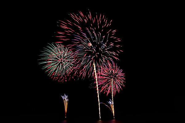 포토 JPG 해외이미지 디자인 선 분홍색 백그라운드 불 휴가 불꽃 전등 새해 아이디어 폭죽 종류 이벤트 사람없음 빨간색 초록색 파란색 빛 반짝임 노란색 보라색 검은색 축제 어둠 로켓 축하 황금 야간 폭발물 제비 파열 많음 해외202004 해외포토 자연요소 무기 컬러 컨셉 모션 조류 조명 파일형식 이미지허브