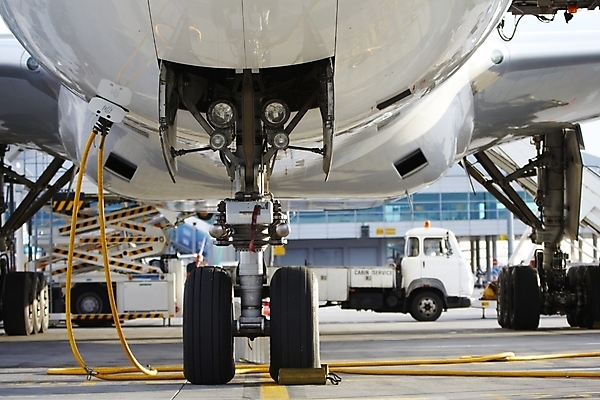 포토 JPG 해외이미지 외관 선 교통수단 여행 교통시설 비행기 서기 사람없음 야외 건물 노란색 기계 바퀴 기다림 수리 공항 큼 주차 아래 도착 항공 서비스 준비 출발 타이어 활주로 제트기 짐차 기어 대패 로딩 터미널 해외202004 해외포토 건축물 길 컬러 교통 컨셉 항공교통 모션 자동차 대중교통 크기 방향 시설 위치 파일형식 이미지허브