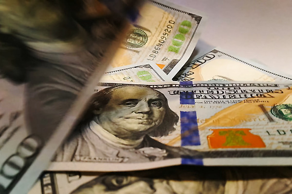 포토 JPG 해외이미지 종이 백그라운드 컨셉 지폐 돈 비즈니스 사람없음 초록색 금융 쌓기 달러 미국 저축 흰색 그룹 재산 수집 심볼 묘사 사인 질감 투자 5 모음 보물 흙더미 계산서 빚 고립 대통령 땅바닥 예산 많음 해외202004 해외포토 컬러 북아메리카 모션 바닥 경제 숫자 흙 파일형식 더미 이미지허브