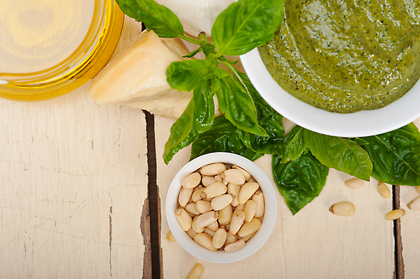 포토 JPG 해외이미지 그릇 치즈 파스타 실내 사람없음 하이앵글 올리브오일 종지 잣 바질 페스토 해외202004 해외포토 식기 뷰포인트 유제품 서양음식 내부 견과류 소스_음식 기름_음식 파일형식 이미지허브