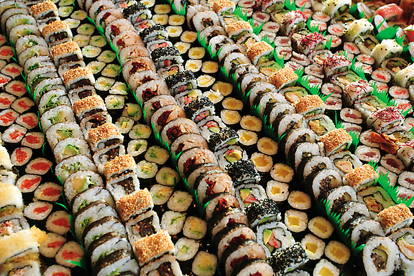 포토 JPG 해외이미지 전통 접시 아시아 문화 음식 백그라운드 채소 탁자 밥 쟁반 건강 어류 요리 동양인 사람없음 가로 식당 일본 식사 저녁식사 초밥 신선 해조류 배열 고추냉이 참치 해산물 준비 날것 연어 모음 뷔페 해외202004 해외포토 식기 나라 가구 인종 한글 상점 수중동물 양념 해양식물 일본음식 파일형식 이미지허브