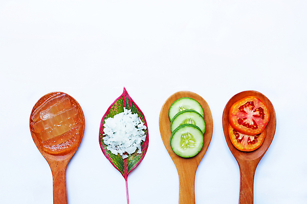 포토 JPG 해외이미지 스튜디오촬영 방울토마토 단면 오이 실내 사람없음 초록색 흰배경 꿀 나무숟가락 알로에 해외202004 해외포토 식물 컬러 백그라운드 토마토 채소 내부 숟가락 흰색 파일형식 이미지허브