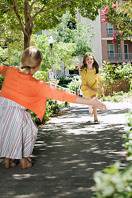 포토 JPG 해외이미지 딸 행복 어린이 가족 엄마 건강 사랑 사람 두명 여름 달리기 육아 흰색 잡기 달콤 작음 세대 돌봄 해외202004 해외포토 계절 감정 컬러 관계 모션 맛 크기 파일형식 이미지허브