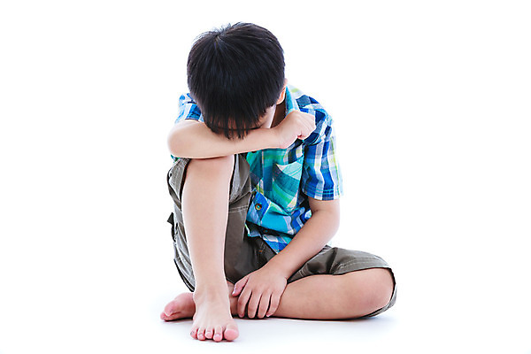 포토 JPG 해외이미지 1 남자 감정 어린이 컨셉 맨발 스트레스 한명 사람 앉기 동양인 소년 가로 공백 슬픔 고독 버리기 흰배경 문제 부족 고립 부정적 혼자 해외202004 해외포토 백그라운드 모션 발 인종 흰색 파일형식 이미지허브