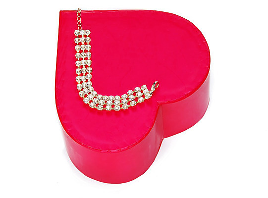 포토 JPG 해외이미지 모양 손 디자인 포장 장신구 팔찌 불꽃 발렌타인데이 선물 사랑 사람없음 장식 빨간색 빛 상자 유행 금속 축제 희망 흰색 하트 화려 우아함 은색 보석 자르기 손목 심볼 질감 다이아몬드 암초 가치 짐싸기 판지 고립 해외202004 해외포토 감정 컬러 컨셉 모션 데이이벤트 재질 불 신체부위 광석 파일형식 이미지허브