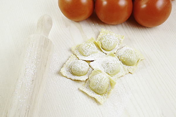 포토 JPG 해외이미지 모양 전통 음식 백그라운드 잎 토마토 포장 주택 파스타 요리 사람없음 목재 빨간색 초록색 빛 주방 저녁식사 버섯 이탈리아 면 사발 플랫 묘사 정사각형 밀가루 바질 점심식사 폭식 깨짐 라비올리 로마인 탄수화물 해외202004 해외포토 도형 나무 식물 유럽 컬러 컨셉 채소 재료 서양음식 인종 건물 식사 사기그릇 가루 파일형식 이미지허브