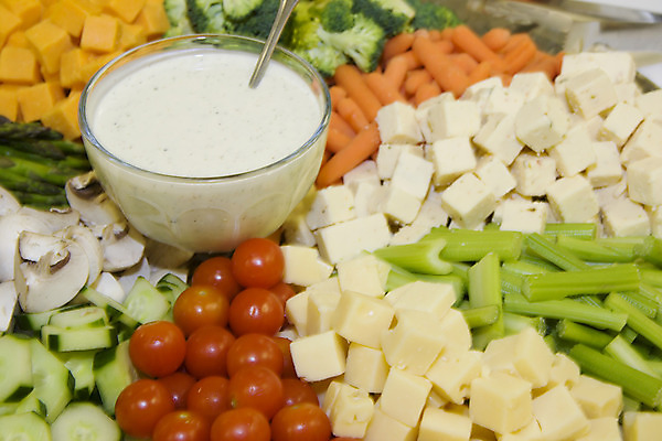 포토 JPG 해외이미지 접시 음식 토마토 채소 오렌지 손가락 오이 치즈 쟁반 사람없음 파티 버섯 당근 체리 브로콜리 큐브 해외202004 해외포토 식기 손 과일 유제품 뿌리채소 이벤트 파일형식 이미지허브