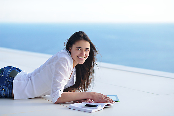 포토 JPG 해외이미지 응시 여자 엎드리기 하늘 한명 상반신 성인 야외 책 스마트폰 태블릿 비즈니스우먼 야외테라스 성인여자한명만 해외포토 1 시선 비즈니스 모션 사람 전자제품 핸드폰 스마트기기 발코니 직장인 여자한명만 성인여자만 파일형식 이미지허브