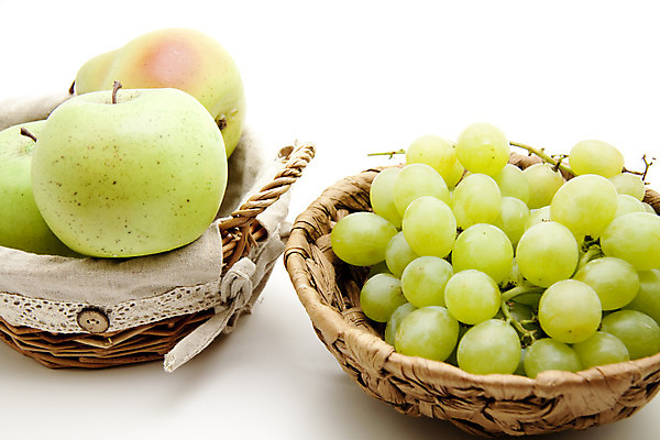 포토 JPG 해외이미지 음식 과일 포도 건강 사람없음 초록색 바구니 수확 신선 맛 사과 발사 먹기 흰배경 해외202004 해외포토 컬러 백그라운드 컨셉 농업 모션 흰색 파일형식 이미지허브