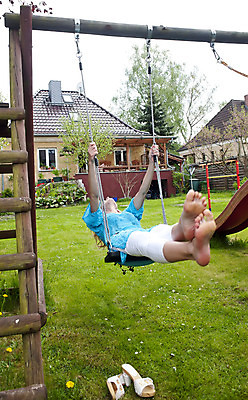 포토 JPG 해외이미지 전신 여자 행복 맨발 주택 건강 한명 웃음 잔디 세로 초록색 금발 운동 정원 봄 활발 기쁨 재산 우아함 날씬함 그네 성인여자만 해외202004 해외포토 식물 1 헤어스타일 계절 감정 컬러 컨셉 발 표정 사람 건물 금융 몸매 여자만 성인만 파일형식 이미지허브