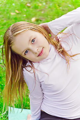 포토 JPG 해외이미지 백인 라이프스타일 여학생 유럽 어린이 스포츠 포즈 휴식 건강 한명 미소 야외 여름 운동 흰색 9 8 6 7 해외202004 해외포토 서양인 1 학생 계절 여자 나라 컬러 컨셉 표정 사람 생활 숫자 파일형식 이미지허브