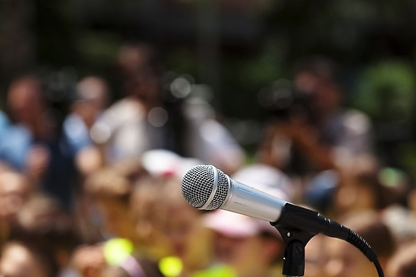 포토 JPG 해외이미지 음향기기 통신 회의 사람 이벤트 사람없음 가로 한개 소리 장비 발표 마이크 객석 정보매체 카피스페이스 해외202004 해외포토 1 비즈니스 전자제품 공백 파일형식 이미지허브